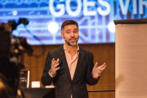 Antoni Lacinai föreläser på mötesdagen